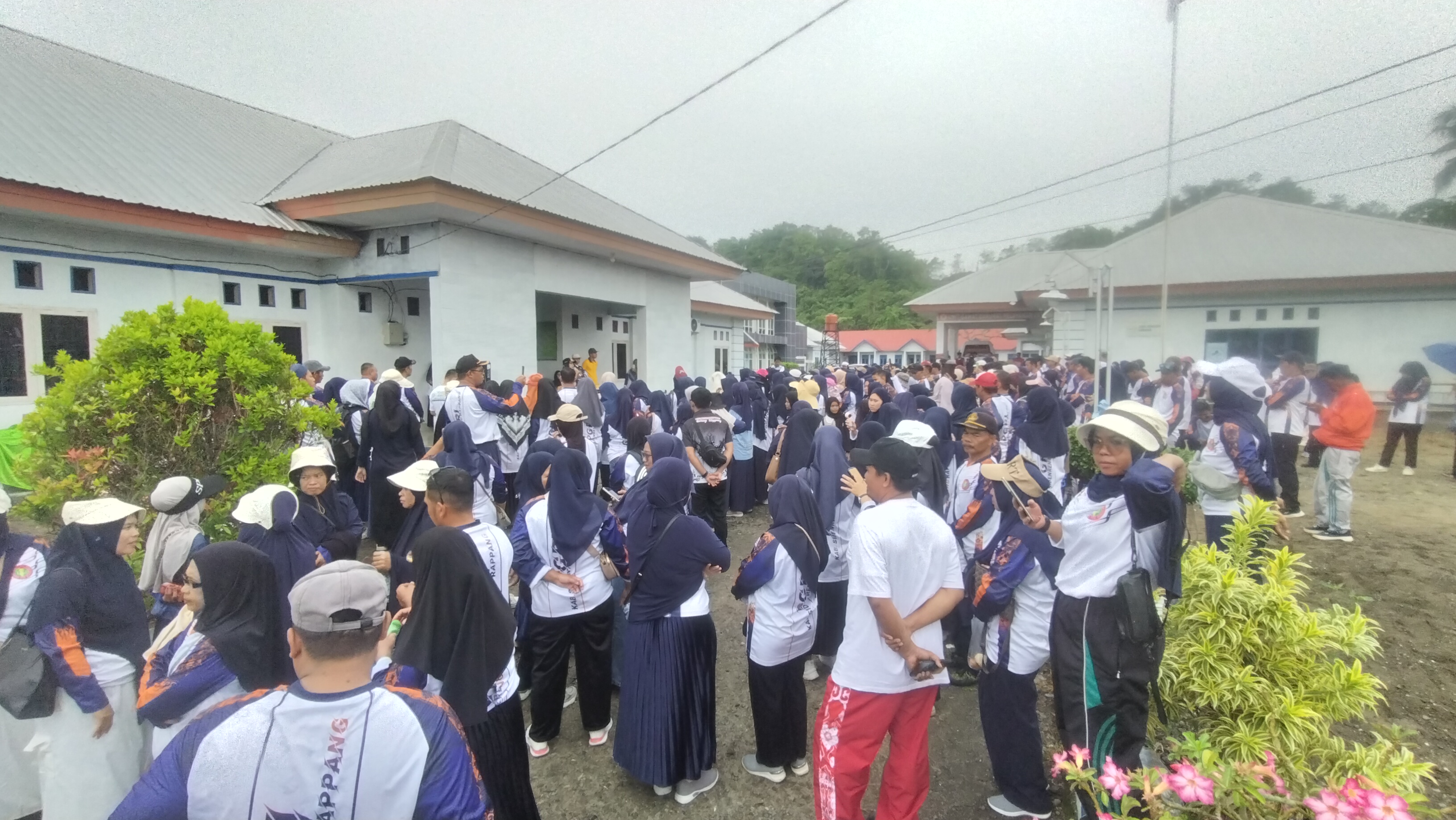 PGRI Cabang Pitu Riase Melaksanakan Jalan Santai Bersama Ratusan Pendidik yang di Hadiri Wakil Bupati Sidrap